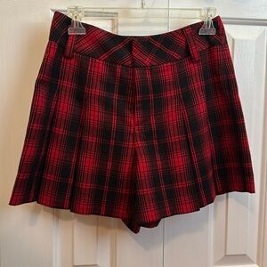 NWOT Alice + Olivia plaid pleated shorts, looks like a skirt or skort. Size 6.